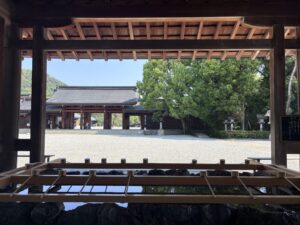 橿原神宮の手水舎と南神門