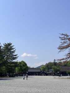 橿原神宮拝殿前の玉砂利