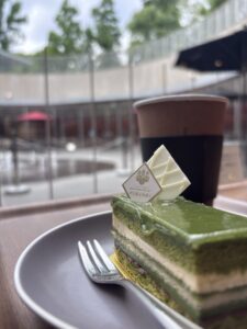 comodo cafeのケーキとカプチーノ