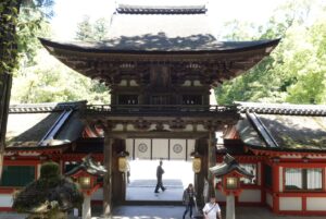 日曜日の午前中に行った石上神宮の楼門