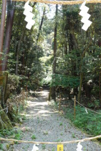 石上神宮の祓戸神社への道