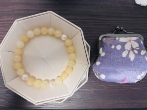 isemiseのブレスレットとお賽銭入れ