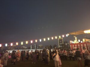 晴海の盆踊りの櫓と夜景