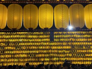 靖国神社のみたま祭り、3万個の提灯が圧巻です。