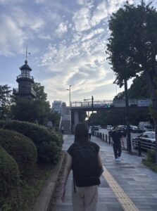 九段下駅の２番出口から南門へ
