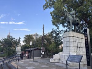 九段坂駅2番出口から2分ほどの公衆トイレは銅像に挟まれる形であります。