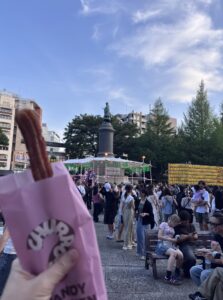 みたま祭りのキッチンカーでシナモンチュロス購入。あつあつです。
