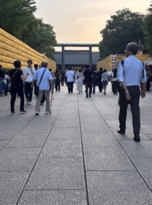 １５日の１７時台のみたま祭り、参道の様子