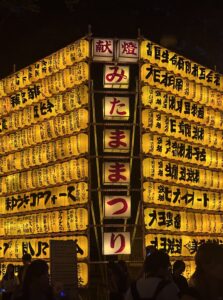 みたま祭りのフォトスポットは人混み。