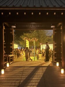 中庭参拝出口付近でうちわがもらえます。