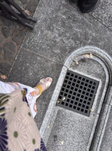 浴衣にサンダルでも誰も気にしない。足が痛くならないのでお勧め。