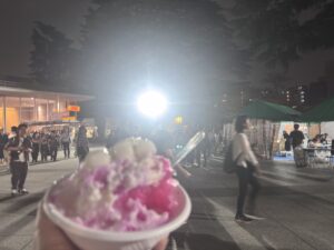 遊就館前のかき氷屋さんは氷がふわふわです。全部盛りオーダーのかき氷です。
