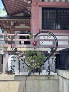 今戸神社さんの拝殿左側に石撫で猫、その脇にあるハートの置物