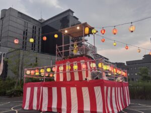 麹町・番町の盆踊りの櫓　雨で一時中断