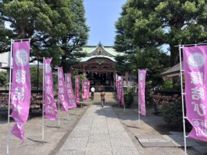 夏の今戸神社の境内