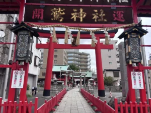 鷲神社の鳥居と拝殿