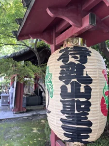 待乳山聖天の入口付近