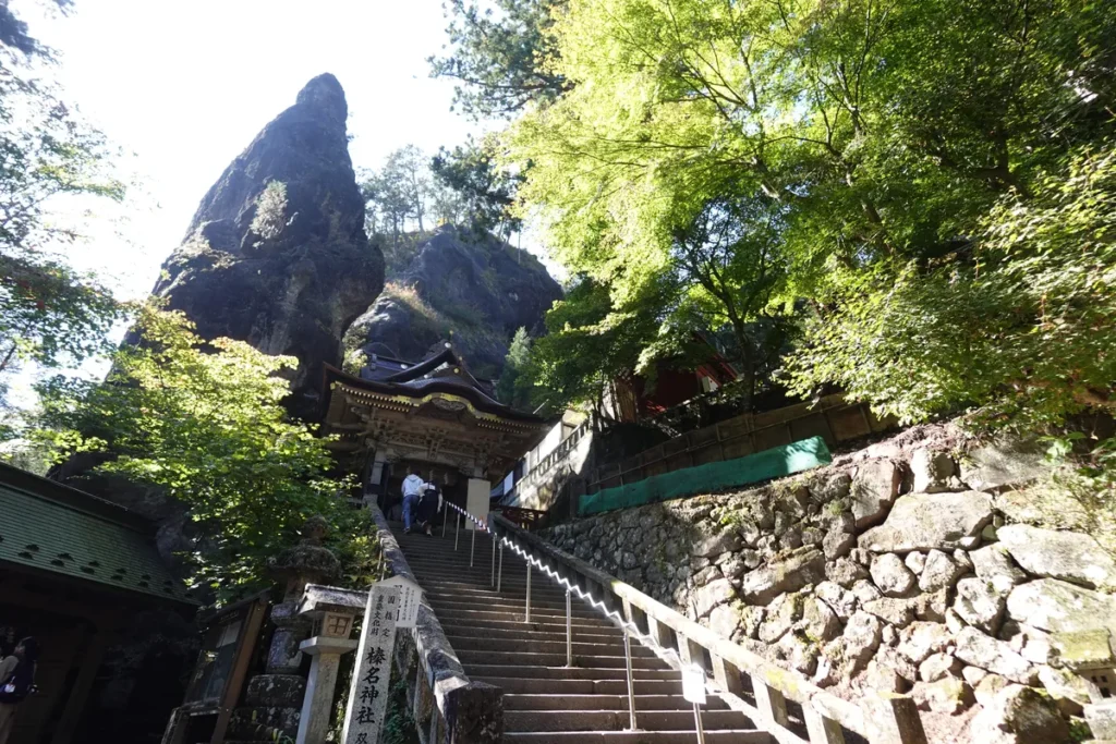 御姿岩に守られるように建つ榛名神社の本殿