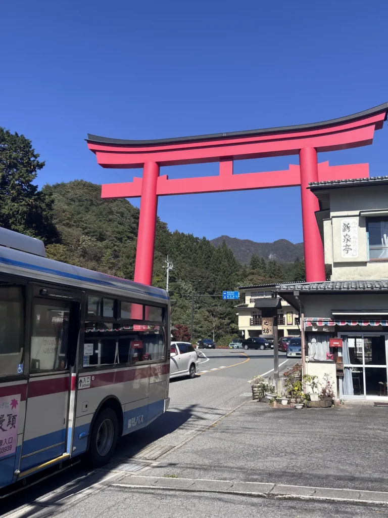 榛名神社の大鳥居と群馬バス