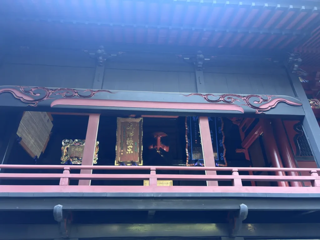榛名神社の本殿の左手に掲げられた大きな赤いお面