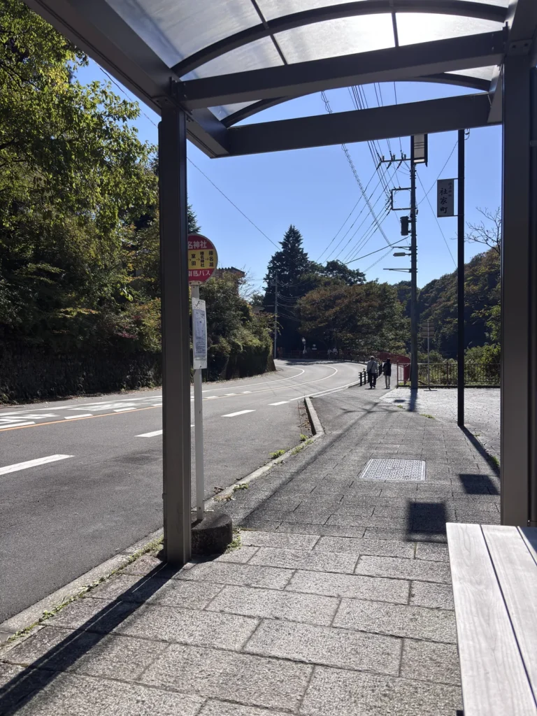 榛名神社バス停の屋根付きの待合所