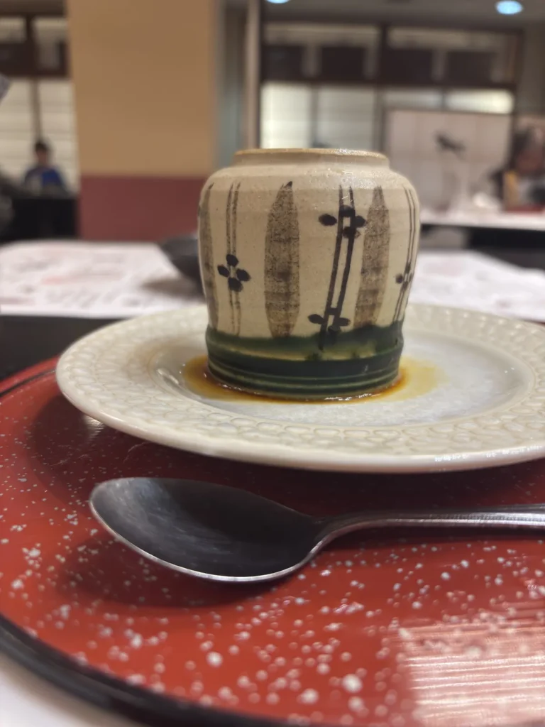 陶器を逆さにして出てくるプリンのデザート