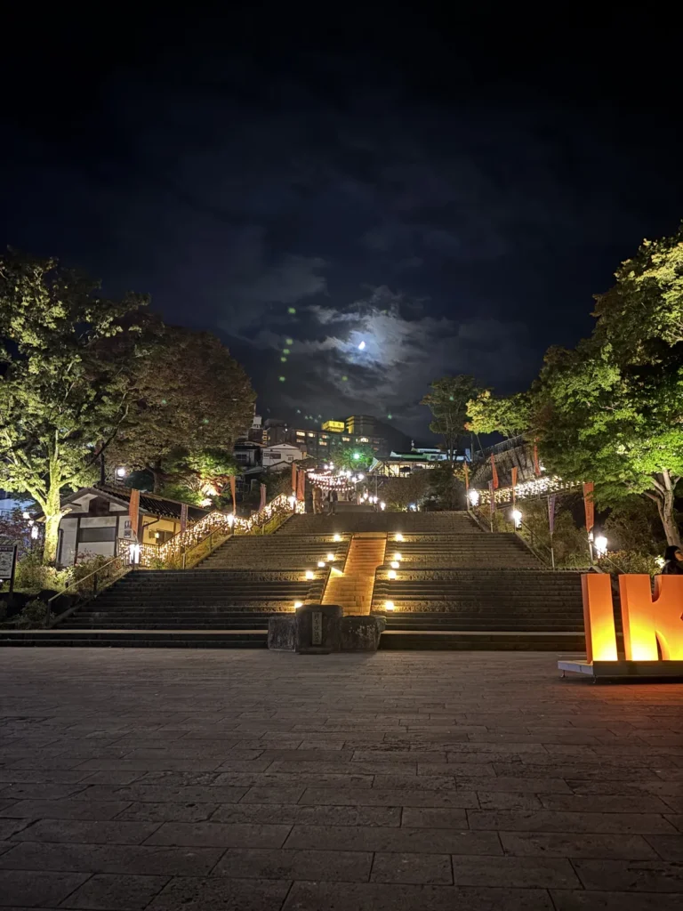 オレンジ色の明かりがともる夜の伊香保の石段
