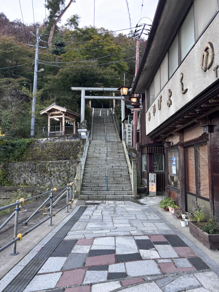 早朝の伊香保神社の鳥居と、誰もいない石段