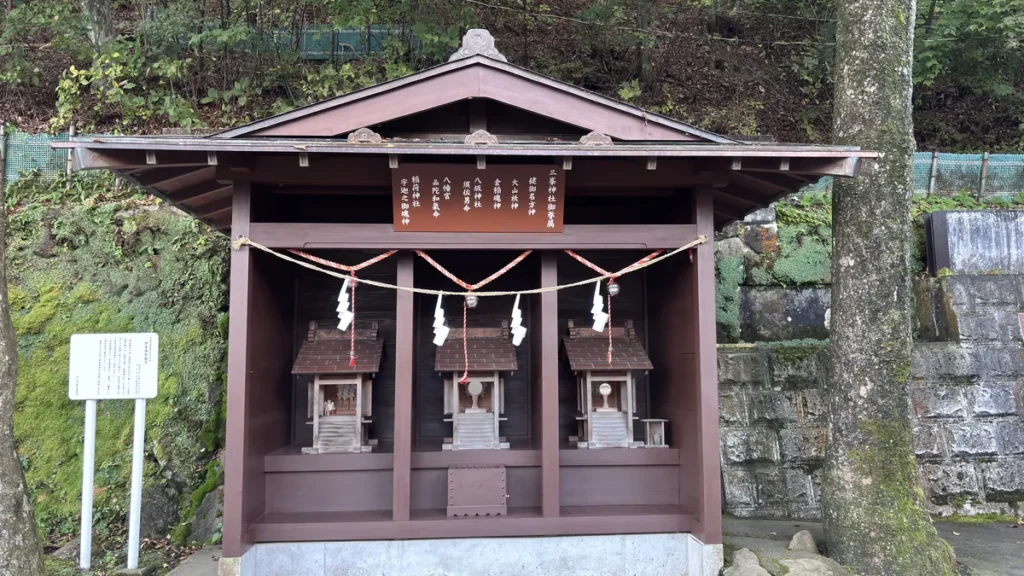 伊香保神社の本殿横にある境内社の祠