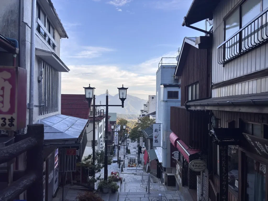朝の伊香保温泉・石段街の町並み