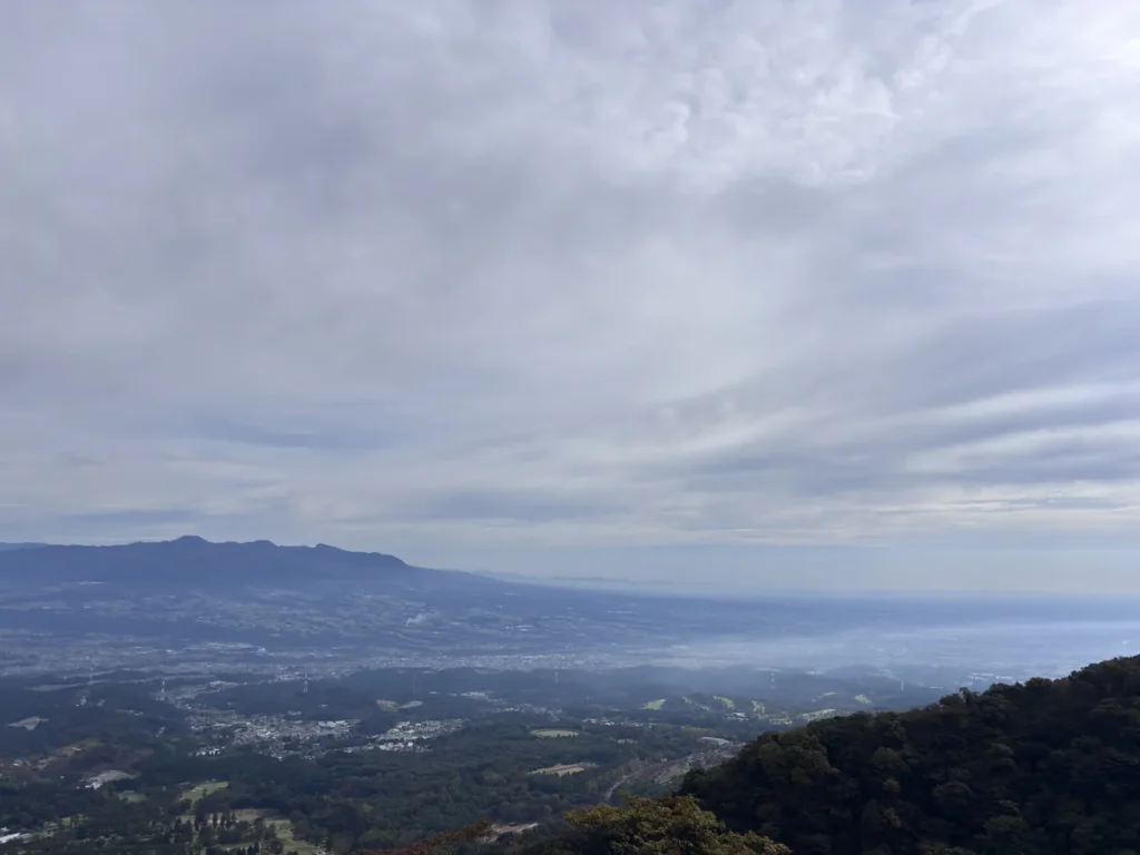 伊香保ロープウェイの見晴らし台から見た山々と町