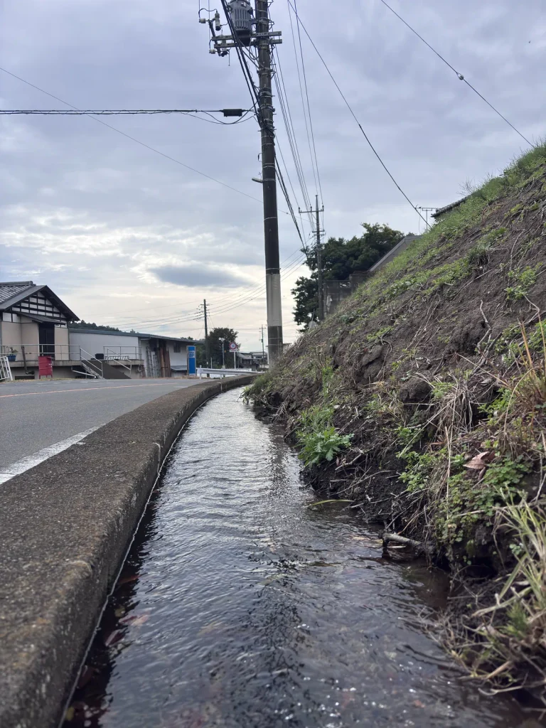木曽神社入口から神社へ向かう道路わきの水の流れ