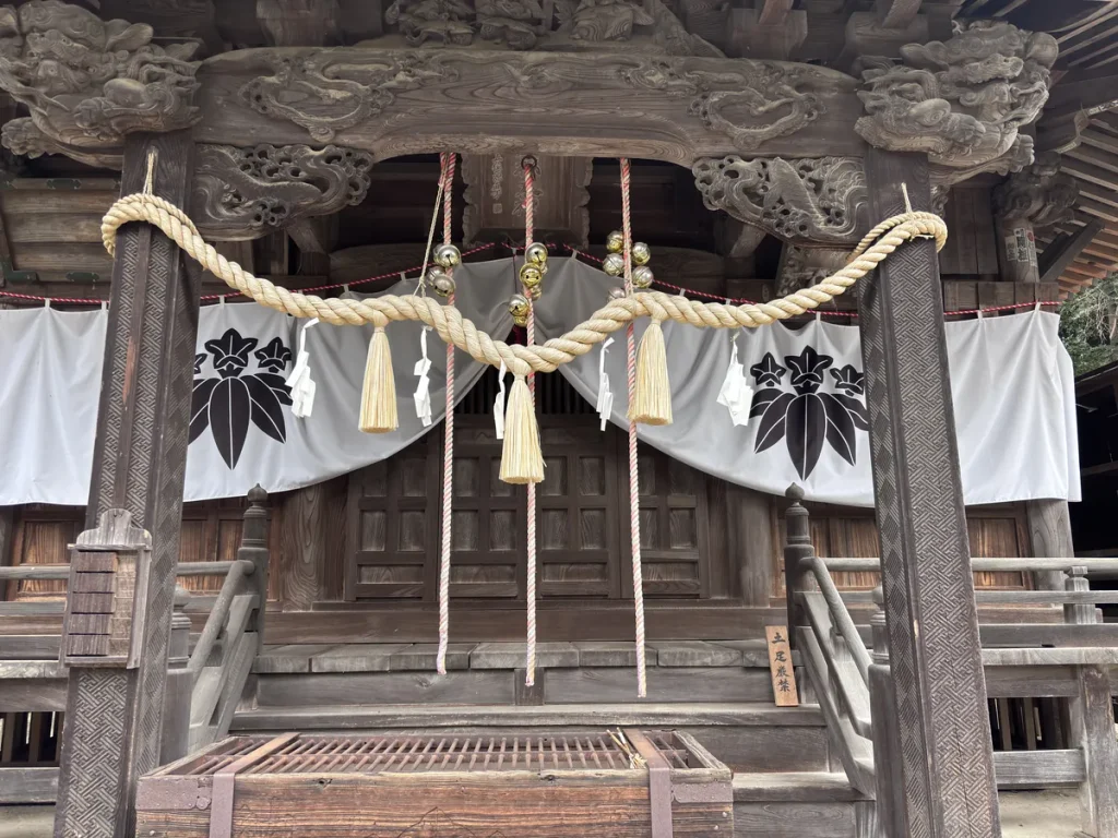 木曽三社神社の社殿にかかる笹竜胆に似た紋の白い幕